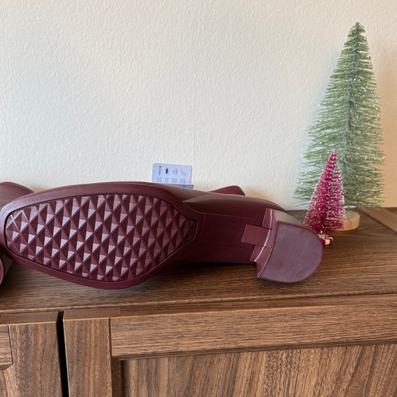 New! AEROSOLES Chic Burgundy Heeled Boots - Picture 4 of 4